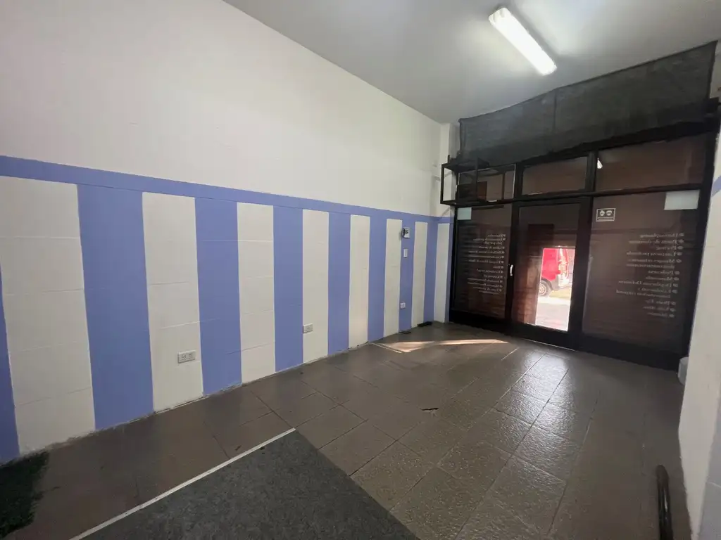 Foto de Alquiler local sobre avenida en zona comercial - Parque Avellaneda, imagen 4