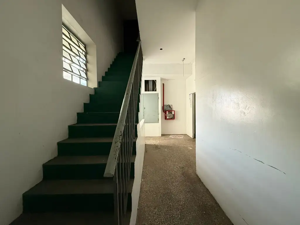 Foto de Galpón en alquiler con montacargas y trifásica – Liniers, imagen 3