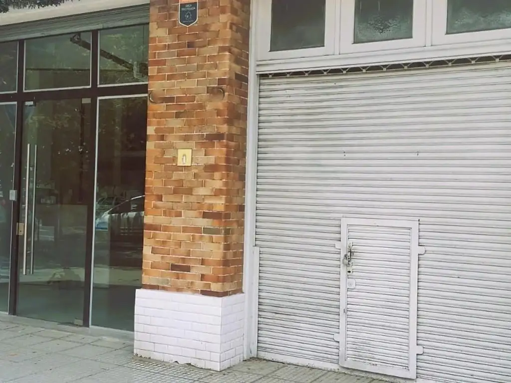 Foto de Venta local en pleno foco comercial sobre Av. en Liniers, imagen 1