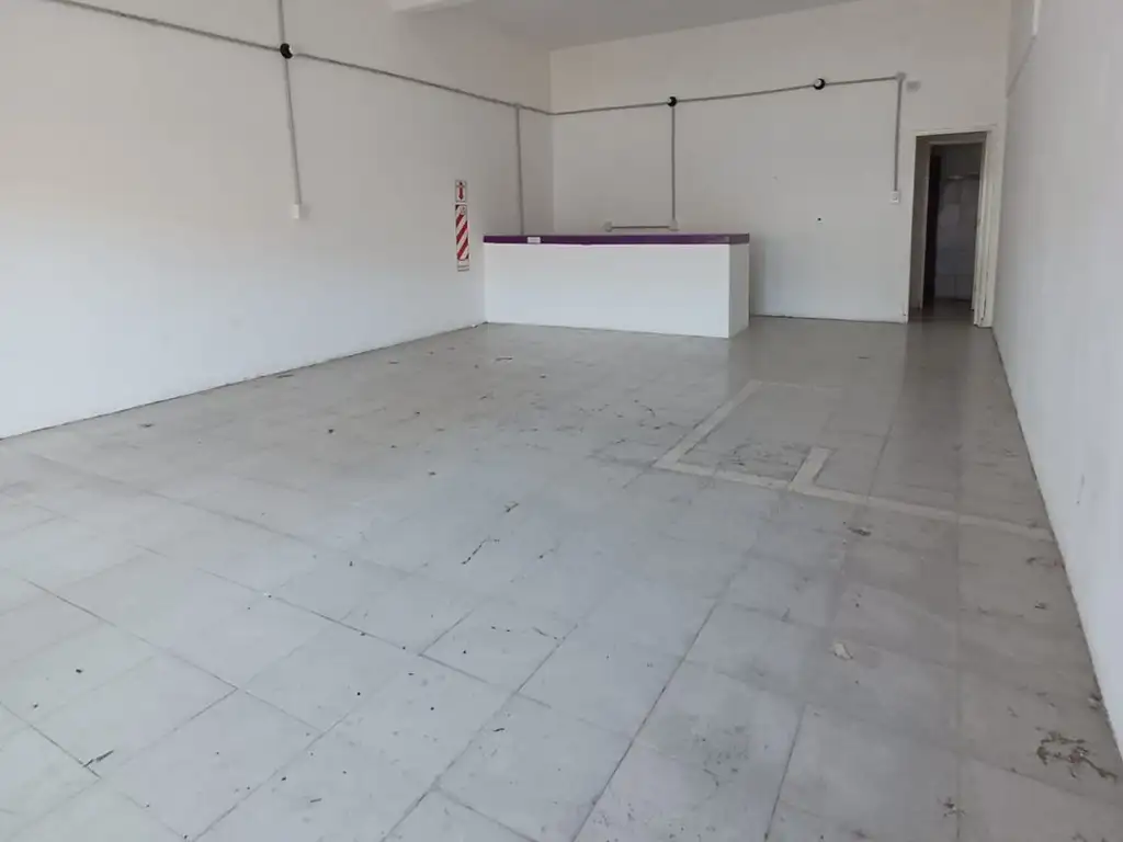 Foto de local en excelente ubicación sobre Avenida comercial, imagen 1