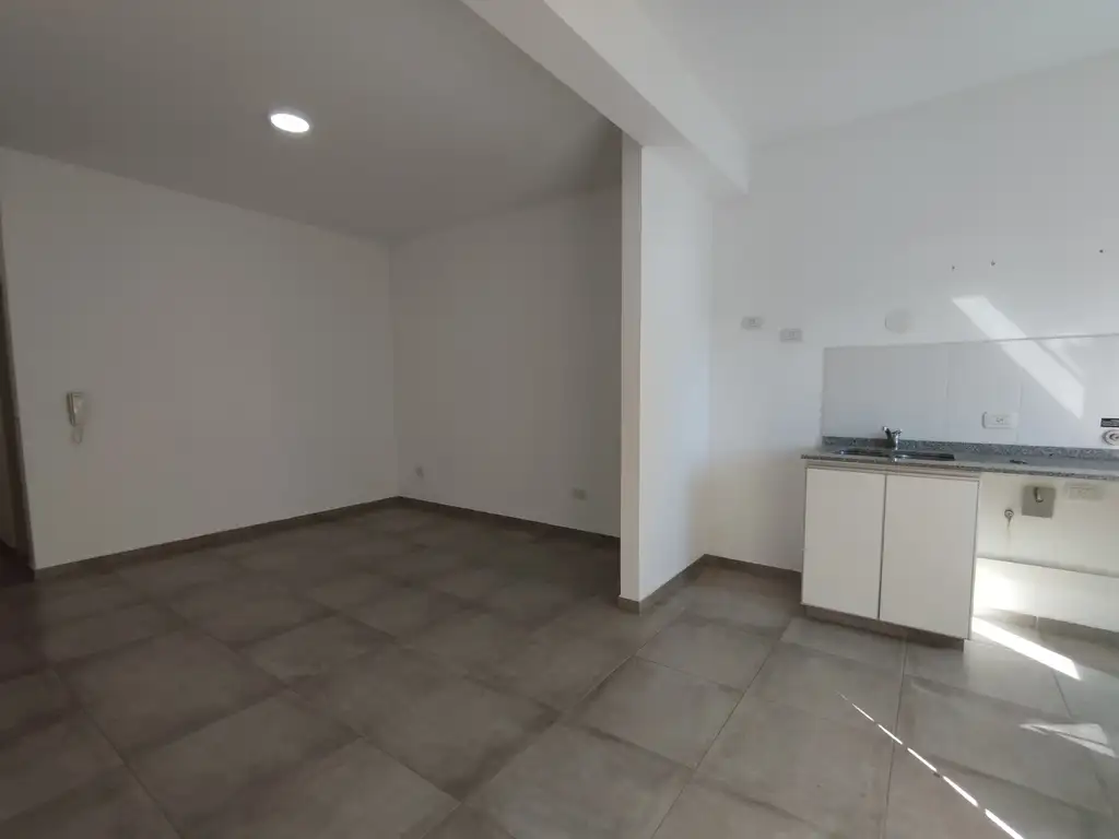 Foto de 57 entre 17 y 18 Monoambiente. Cocina integrada, baño, balcón. Luminoso, imagen 5