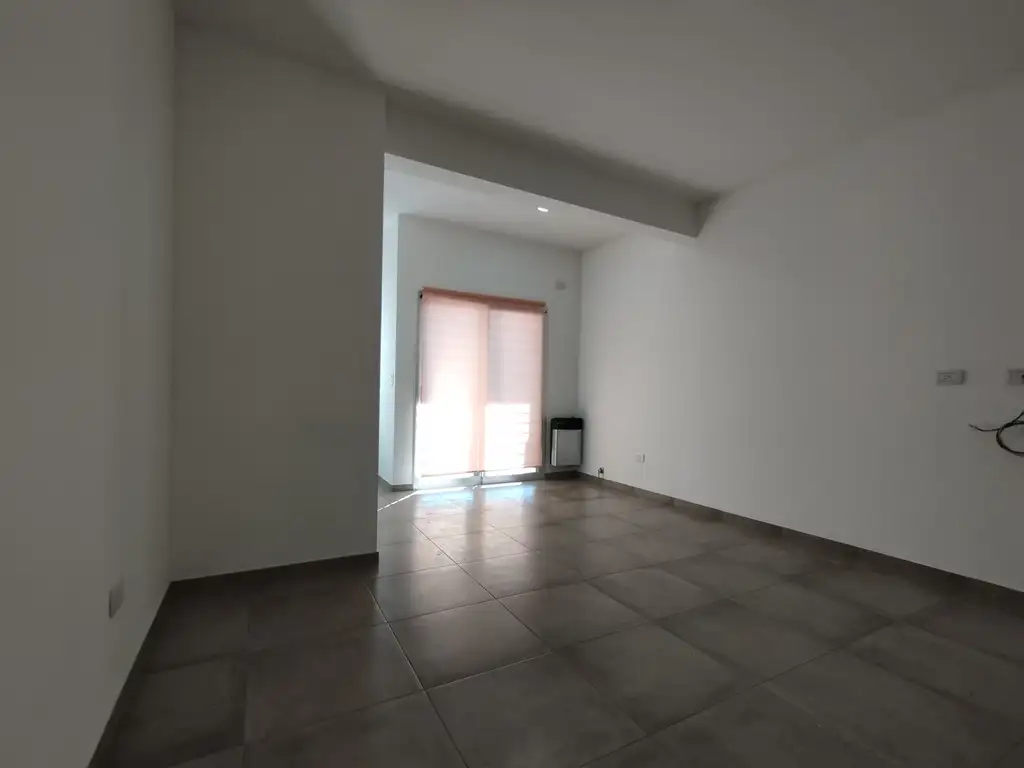 Foto de 57 entre 17 y 18 Monoambiente. Cocina integrada, baño, balcón. Luminoso, imagen 1