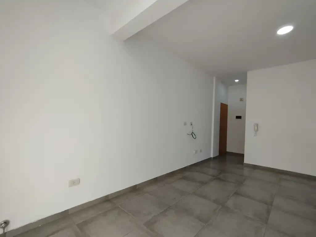 Foto de 57 entre 17 y 18 Monoambiente. Cocina integrada, baño, balcón. Luminoso, imagen 2