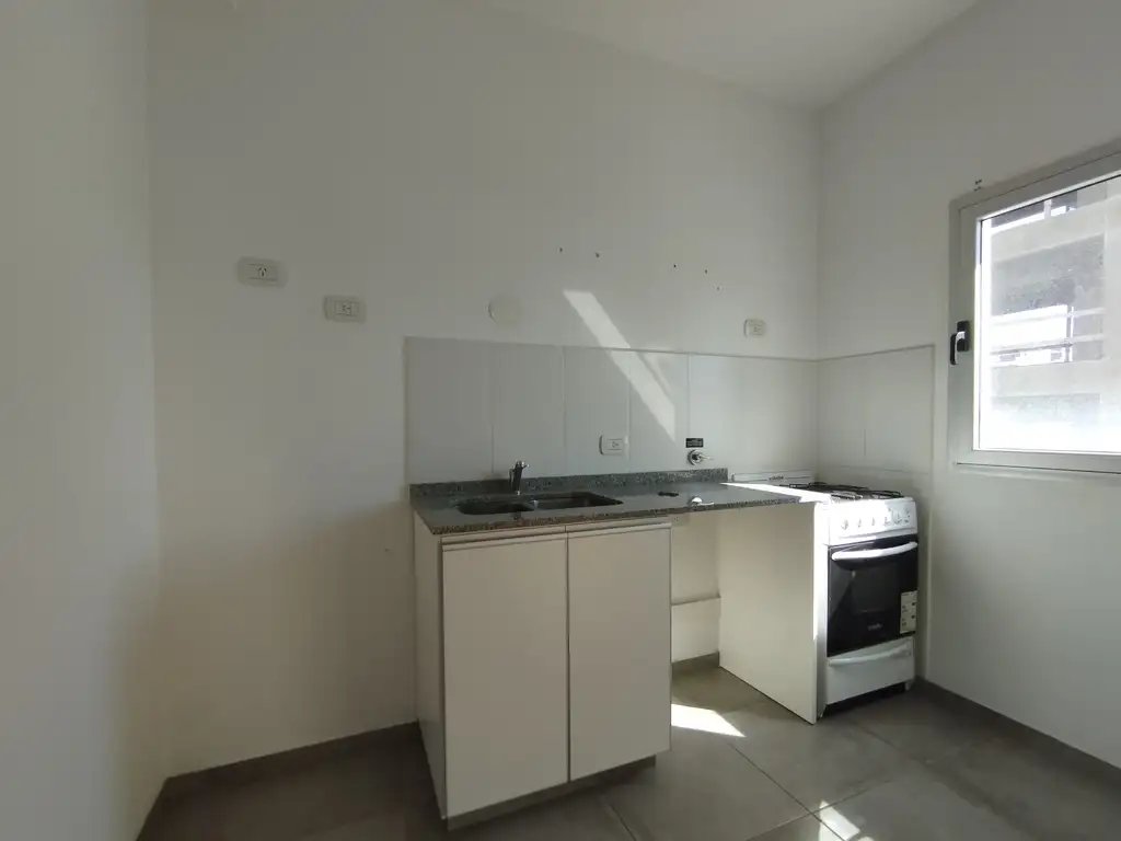 Foto de 57 entre 17 y 18 Monoambiente. Cocina integrada, baño, balcón. Luminoso, imagen 4