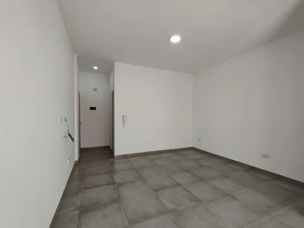 Foto de 57 entre 17 y 18 Monoambiente. Cocina integrada, baño, balcón. Luminoso, imagen 3