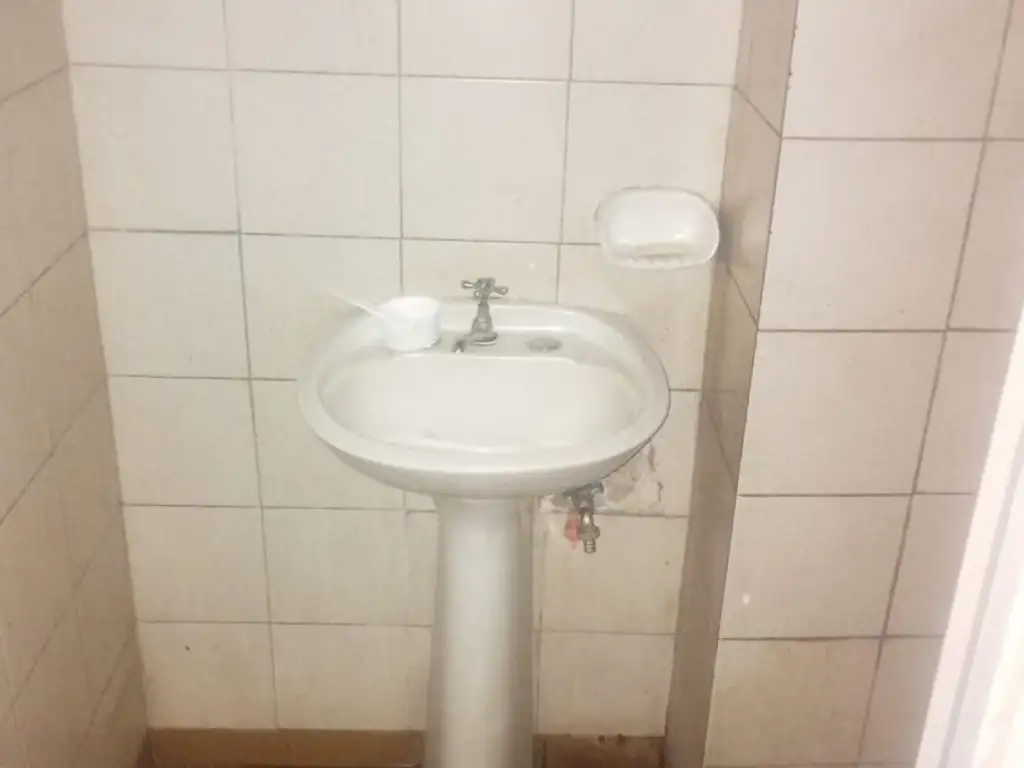 Foto de Local de 7 x 5 en frente Subte E, imagen 3