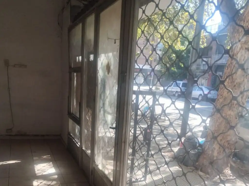 Foto de Local de 7 x 5 en frente Subte E, imagen 5