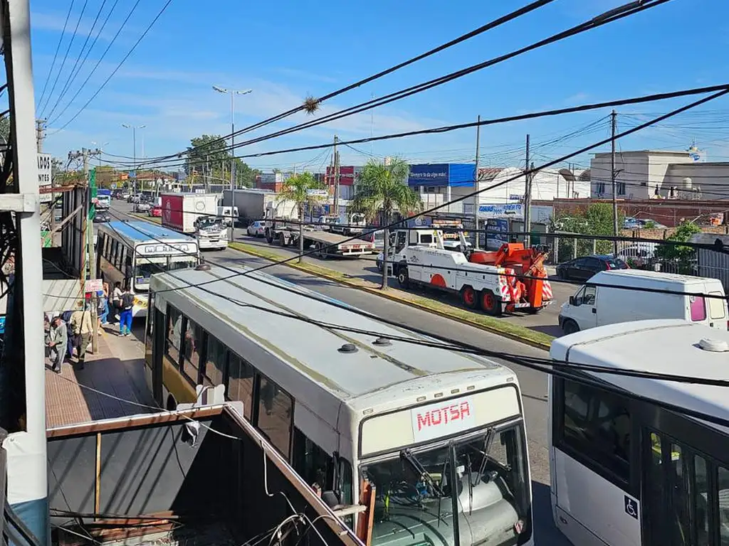 Foto de Esquina comercial 197 y panamericana 150 mts 1 piso por escalera, imagen 2