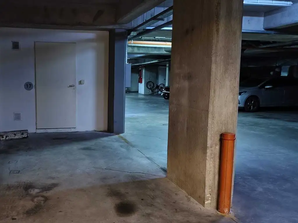 Foto de VENTA AMPLIA COCHERA FIJA CUBIERTA CON BAULERA EN EL CORREDOR DOHO, imagen 4