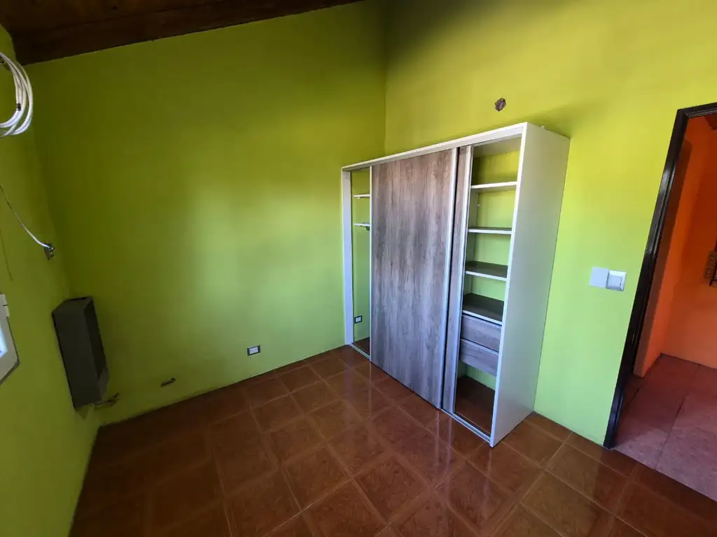 Foto de Depto de tres ambientes, en planta alta, con entrada de auto y patio., imagen 5