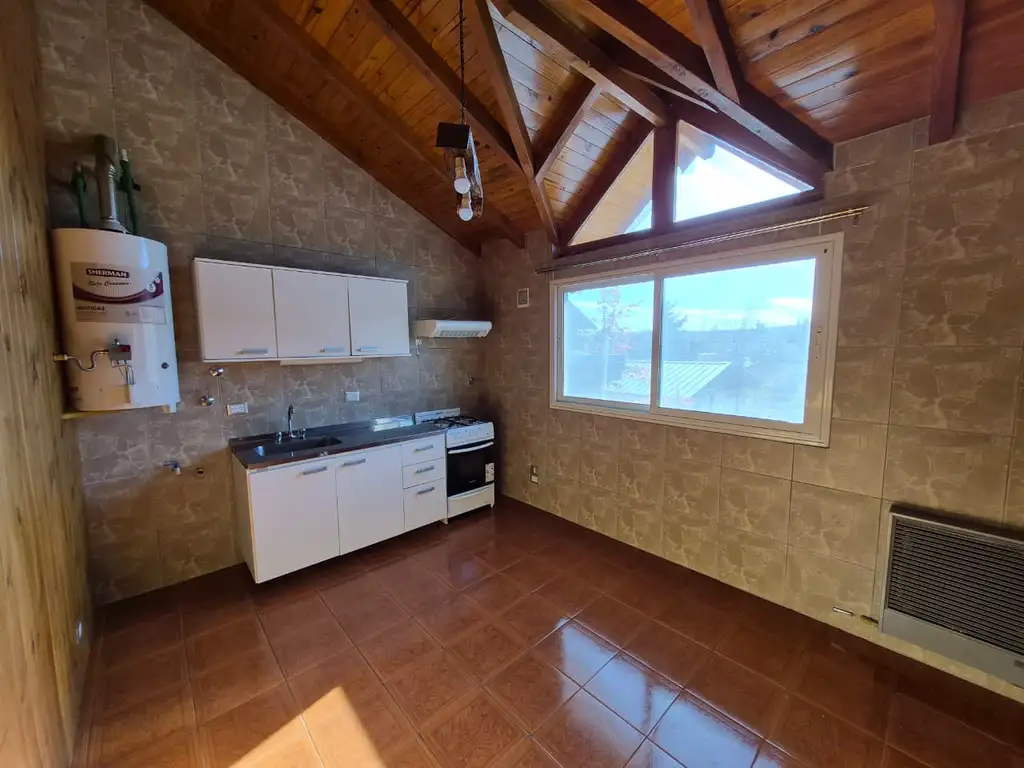 Foto de Depto de tres ambientes, en planta alta, con entrada de auto y patio., imagen 2