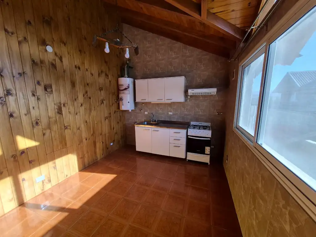 Foto de Depto de tres ambientes, en planta alta, con entrada de auto y patio., imagen 4