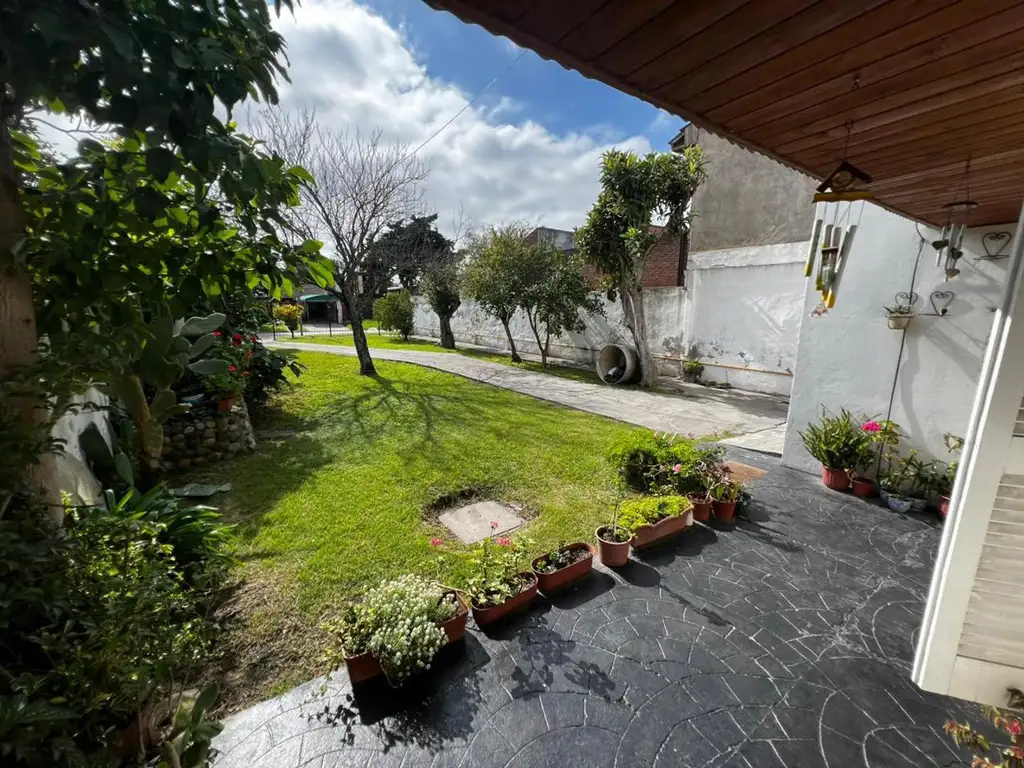 Foto de CASA DE 5 AMBIENTES CON PARQUE ADELANTE, imagen 3