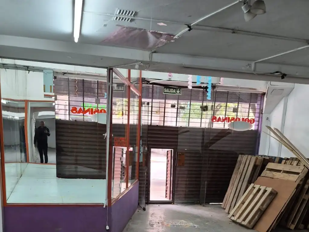 Foto de AMPLIO LOCAL COMERCIAL CON SOTANO EN EXCELENTE UBICACION., imagen 2