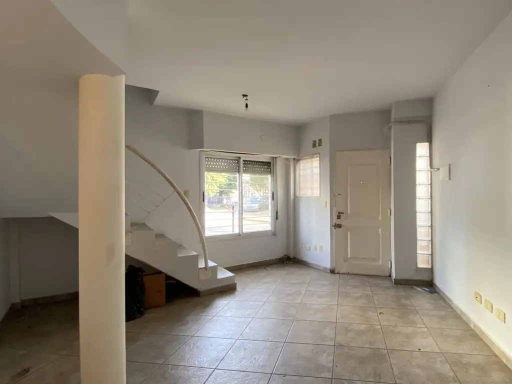 Foto de DUPLEX EN ESQUINA CON COCHERA, imagen 1