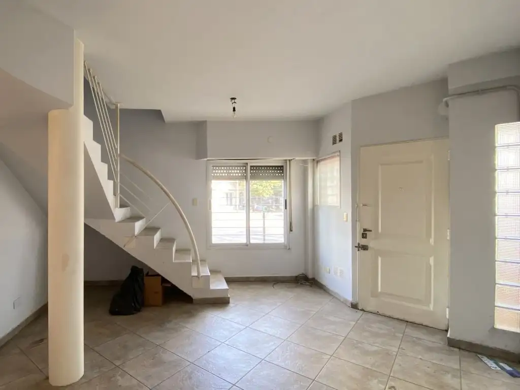 Foto de DUPLEX EN ESQUINA CON COCHERA, imagen 2