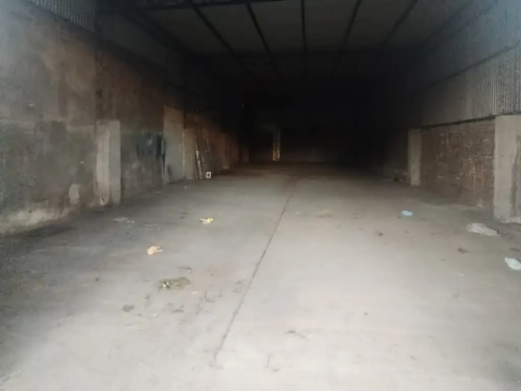 Foto de DEPOSITO AMPLIO CON CONTRAPISO EN ALQUILER (180 METROS TOTALES), imagen 1