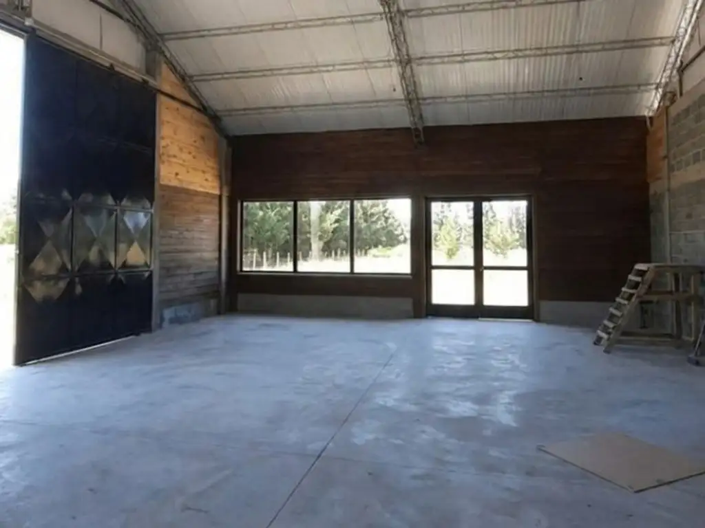 Foto de Galpón en alquiler de 150m2 ubicado en San Martin de los Andes, imagen 2