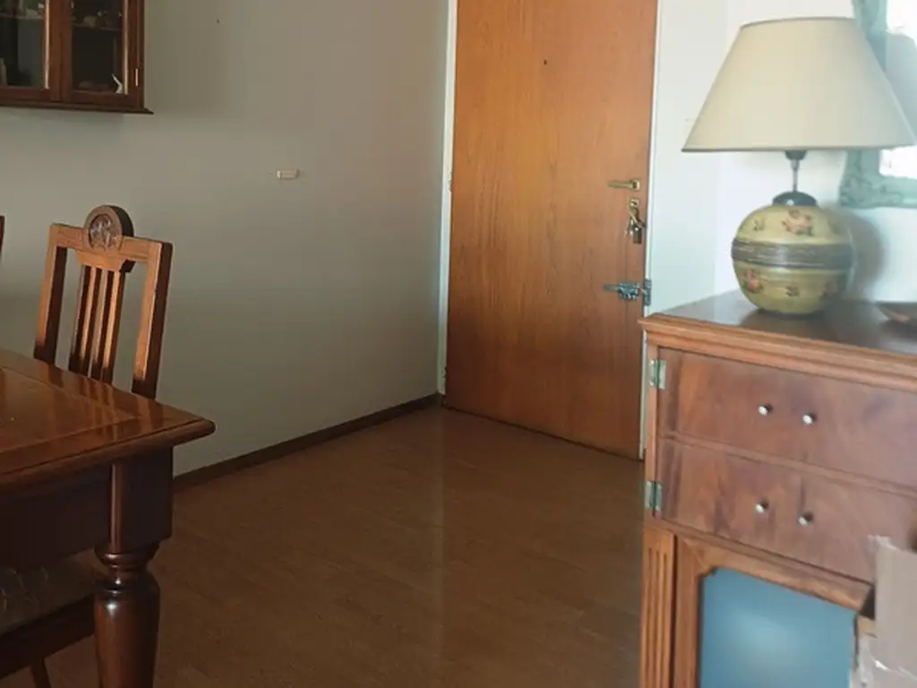 Foto de Departamento tres Ambientes, contra frente , Balcón corrido, cochera, imagen 1