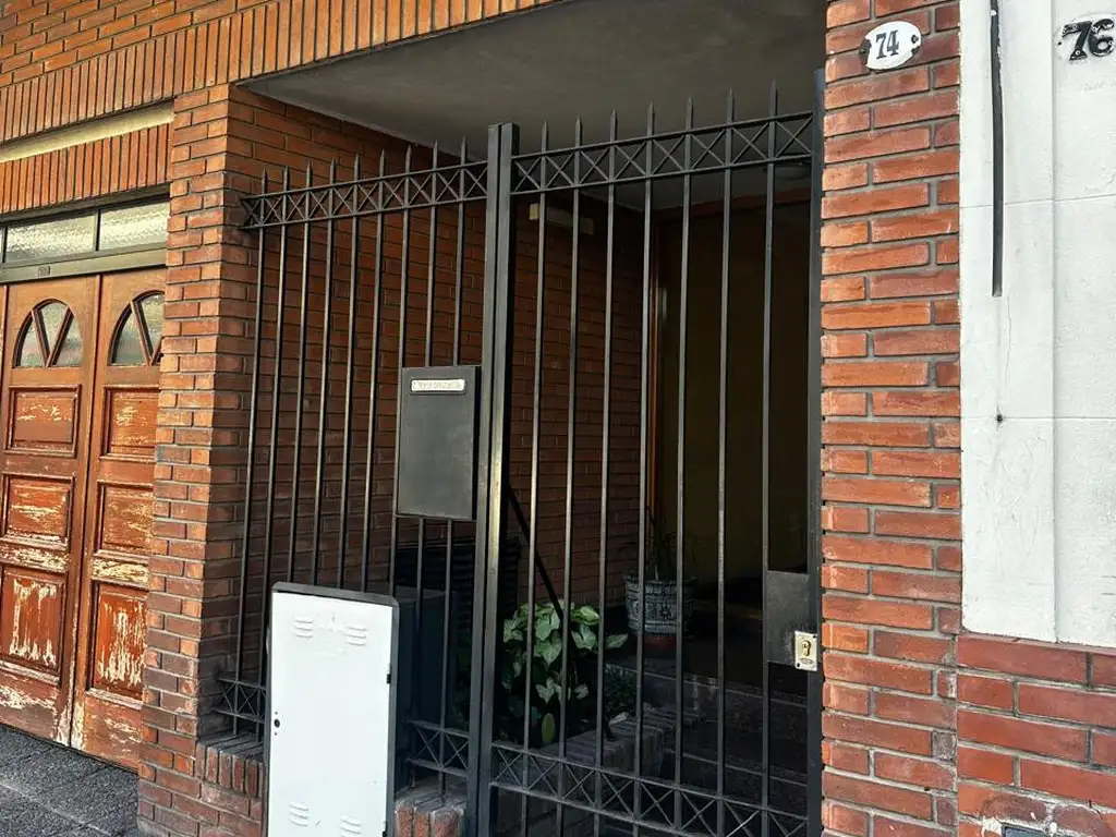 Foto de SEMIPISO 4 AMB. 5º PISO CON BCON AL FRENTE COCHERA CUB., imagen 1