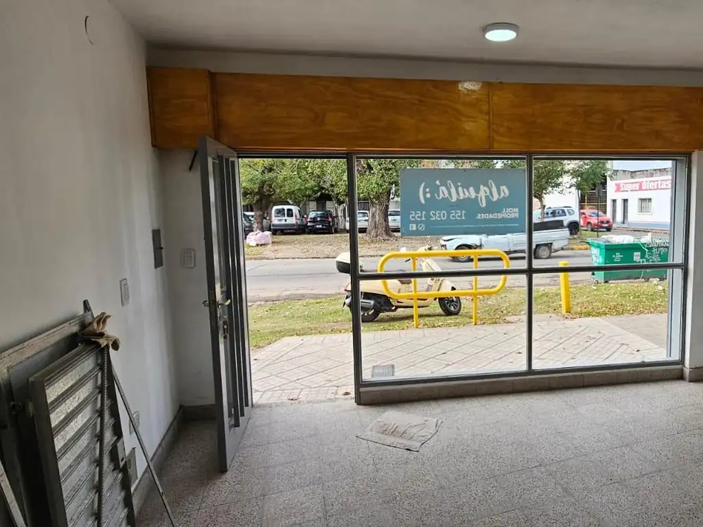 Foto de ALQUILER LOCAL SOBRE AVENIDA FILIPINI VILLA GOBERNADOR GALVEZ, imagen 3