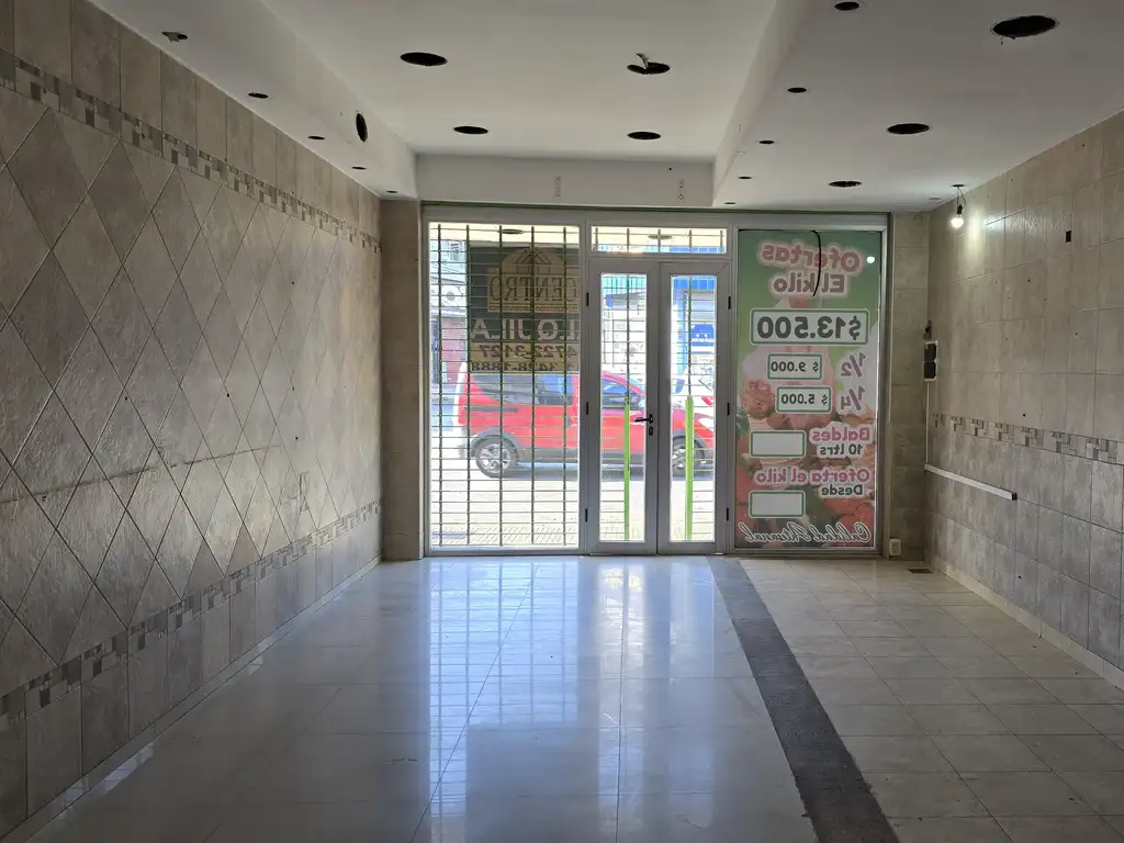 Foto de Amplio Y Excelente Local, Zona Muy Comercial !!, imagen 2