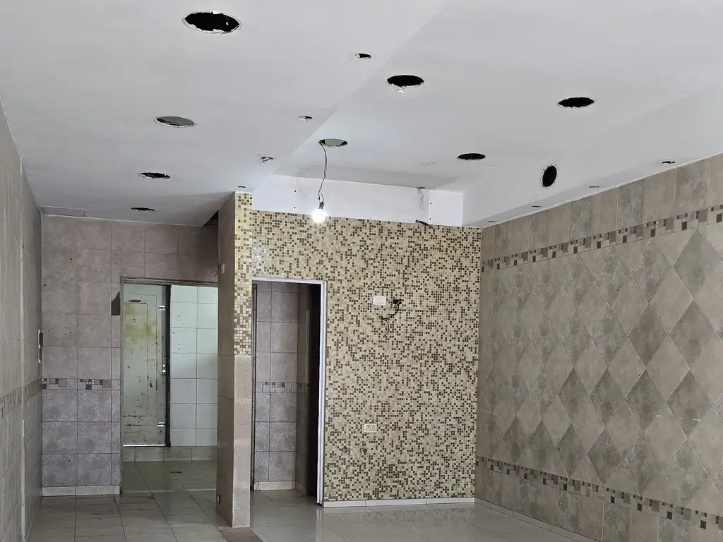 Foto de Amplio Y Excelente Local, Zona Muy Comercial !!, imagen 5