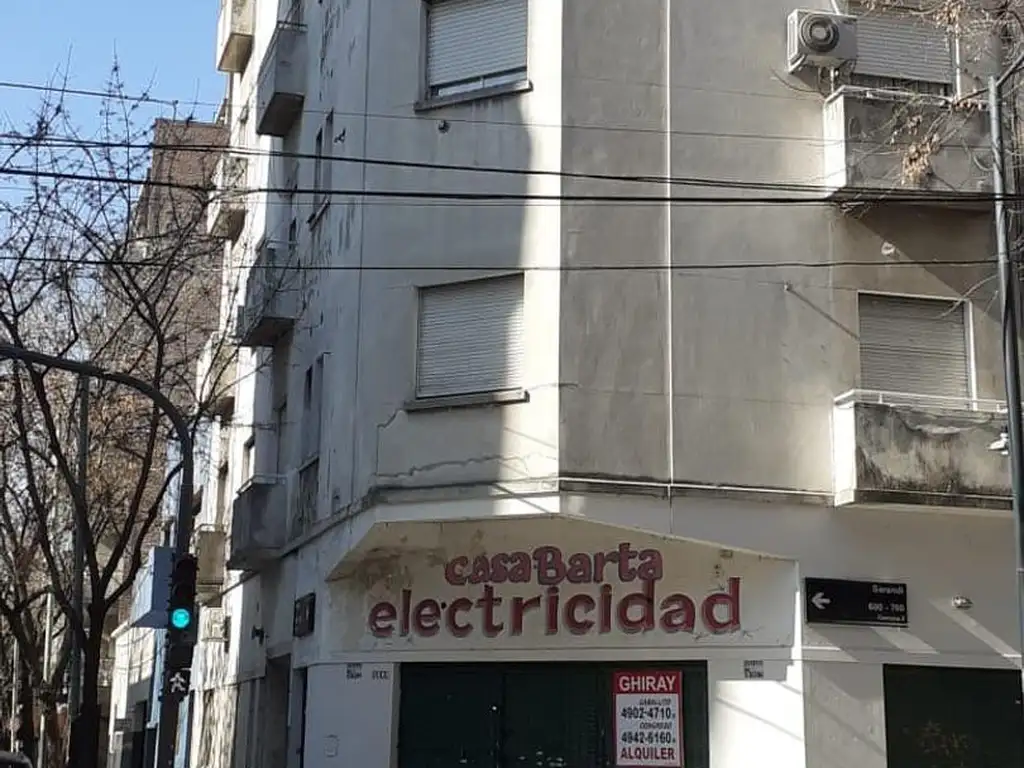 Foto de Local en esquina. Mexico y Sarandì, c/sótano, imagen 1