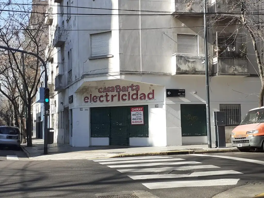 Foto de Local en esquina. Mexico y Sarandì, c/sótano, imagen 4