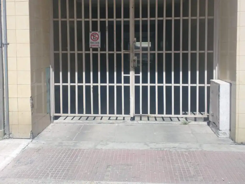 Foto de Cochera privada con baulera en Parque Patricios, imagen 1