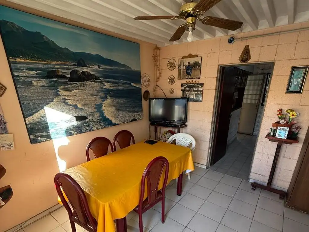 Foto de Casa de 4 dormitorios, patio y cochera en B° España, imagen 2