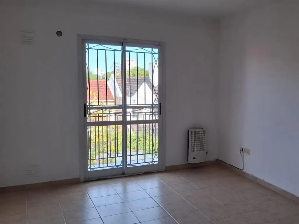Foto de Amplio depto de 2 dormitorios, centrico. No paga expensas, imagen 2