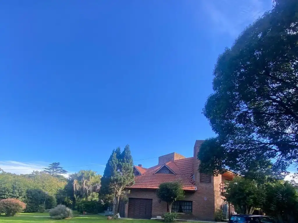 Foto de IMPONENTE CHALET DE 6 AMBIENTES EN BARRIO EL GROSELLAR, imagen 1