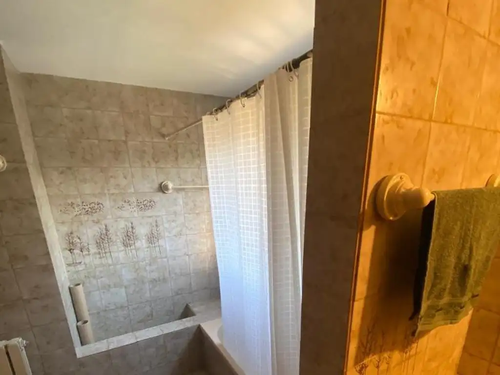 Foto de IMPONENTE CHALET DE 6 AMBIENTES EN BARRIO EL GROSELLAR, imagen 3
