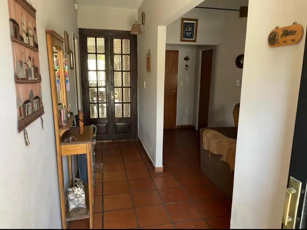 Foto de CASA EN 2 PLANTAS C/GARAGE Y JARDIN, imagen 2