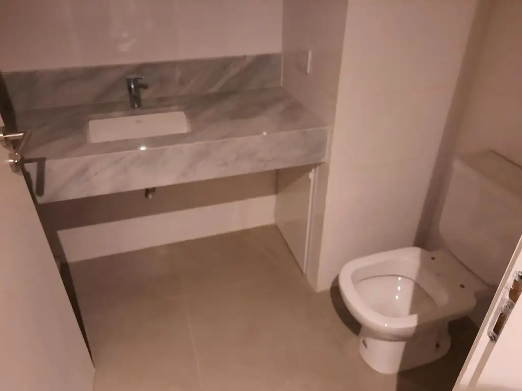Foto de CENTRAL CANCILLERÍA: Oficina Premium + cochera U$D 1.900+iva, imagen 3