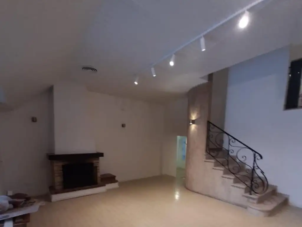 Foto de CASA 3 AMB C/FONDO, GARAGE PARA 2 AUTOS Y DPTO 2 AMB. FONDO, imagen 2