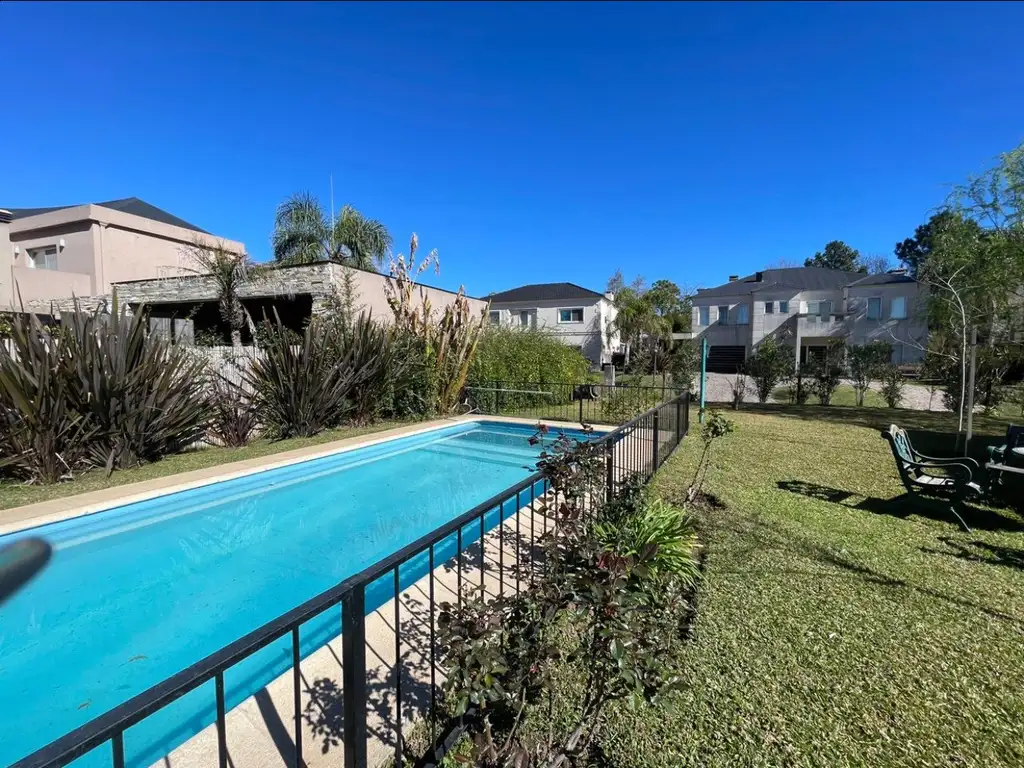 Foto de Exclusiva Casa en Alquiler con Pileta y Gran Parque en Zona Residencial, imagen 1