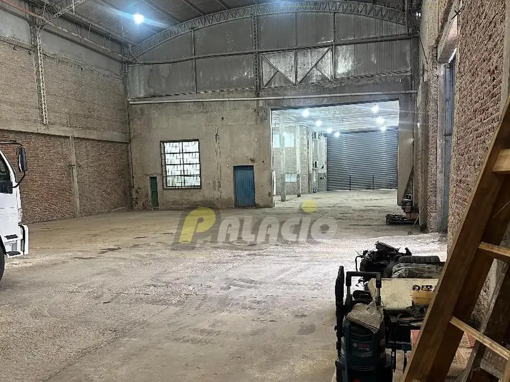 Foto de Amplio Galpón 2200 m2 cubiertos - Con oficinas y Trifásica, imagen 4