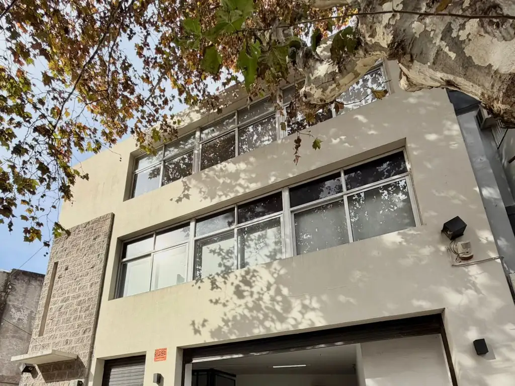 Foto de EDIFICIO COMERCIAL DE 210 m² EN VILLA ORTUZAR, imagen 2