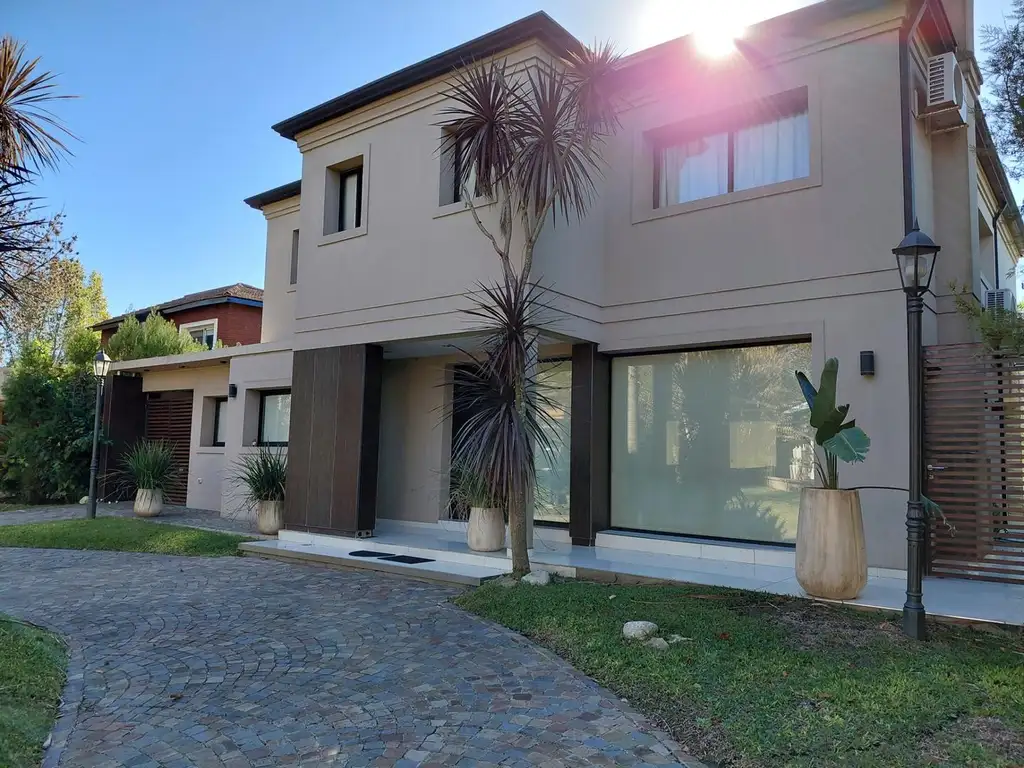 Foto de CASA 7 AMB + HAB. DE SERVICIO - DOBLE LOTE - PISCINA, imagen 4