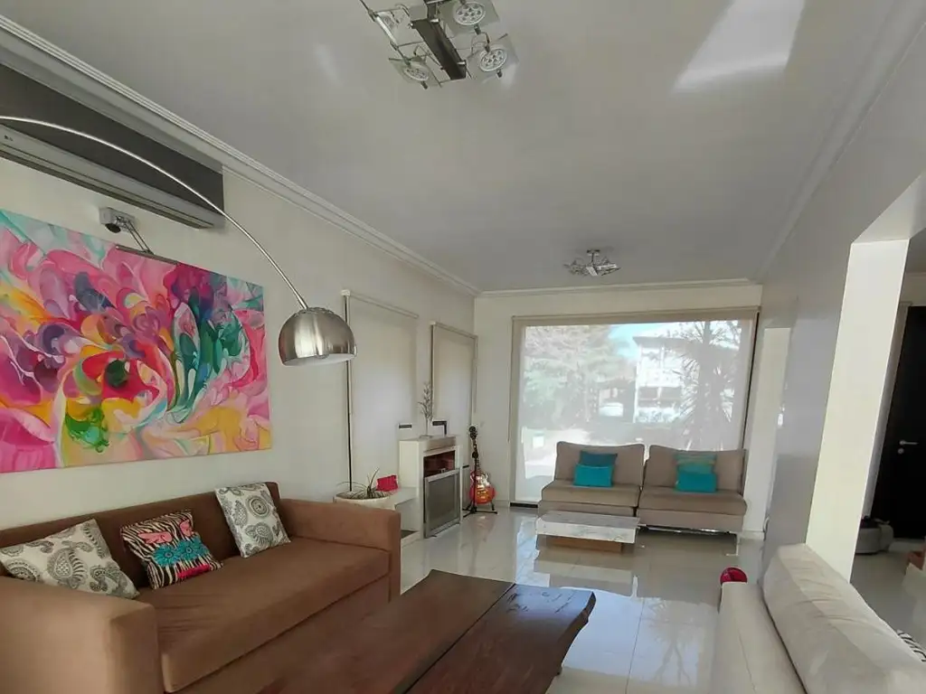Foto de CASA 7 AMB + HAB. DE SERVICIO - DOBLE LOTE - PISCINA, imagen 3