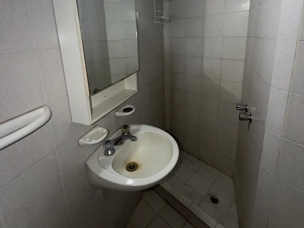 Foto de DEPARTAMENTO 1 AMBIENTE DIVIDIDO EN PLANTA BAJA CON PATIO, imagen 3