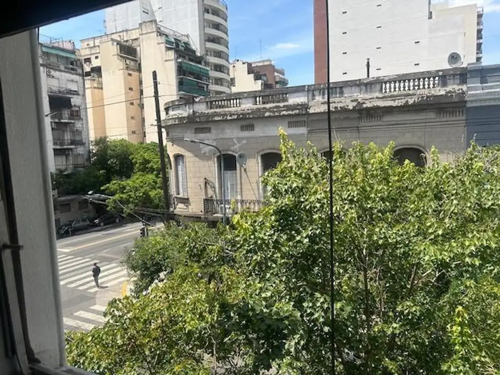 Foto de Muy còmodo, muy luminoso 2 amb.al frente, 2 piso x esc., imagen 4