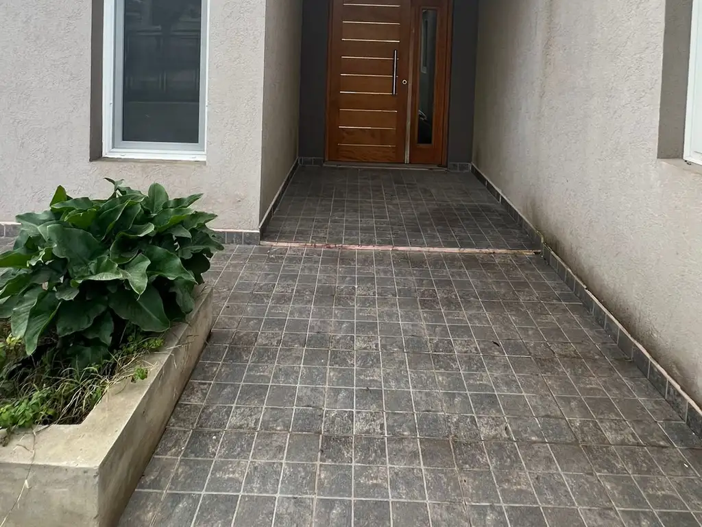 Foto de CASA CON PILETA Y GARAGE EN VENTA Y ALQUILER, GENERAL LAS HERAS, imagen 3
