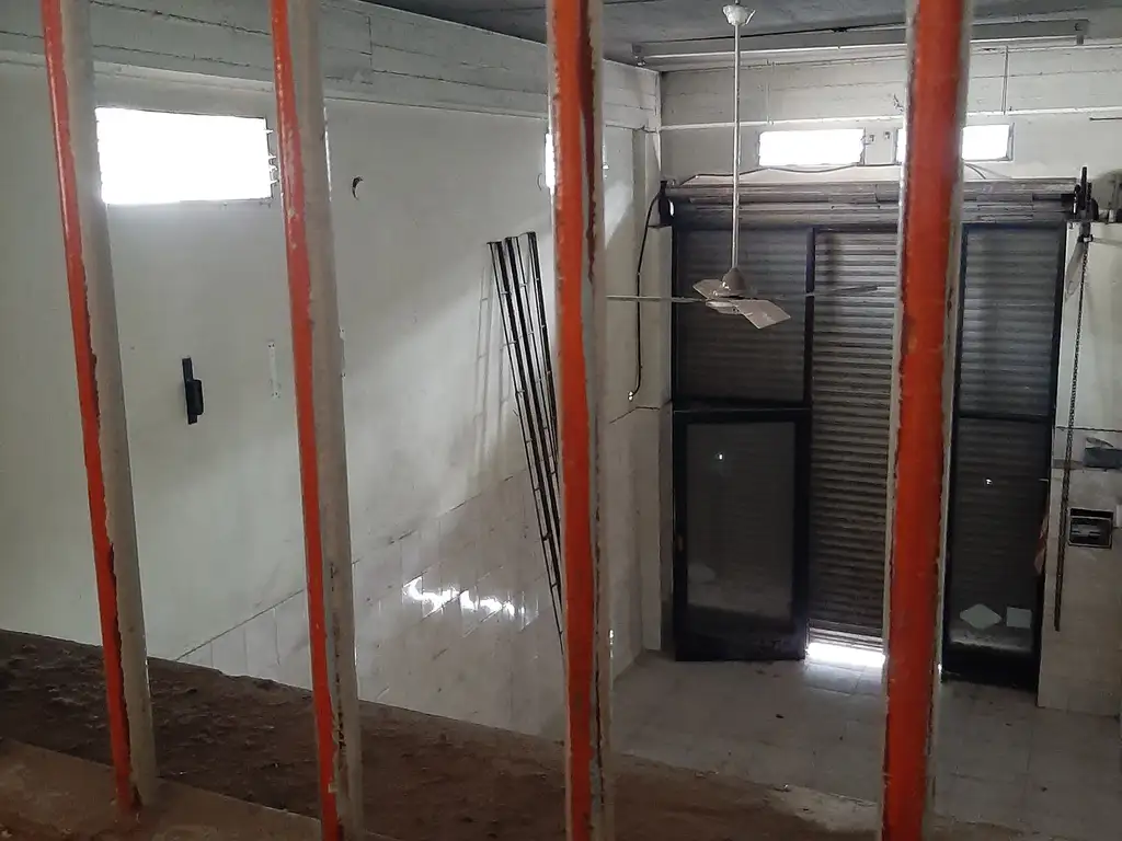 Foto de Alquiler. Polvorines. Local, galpón, oficinas y fondo libre, imagen 3