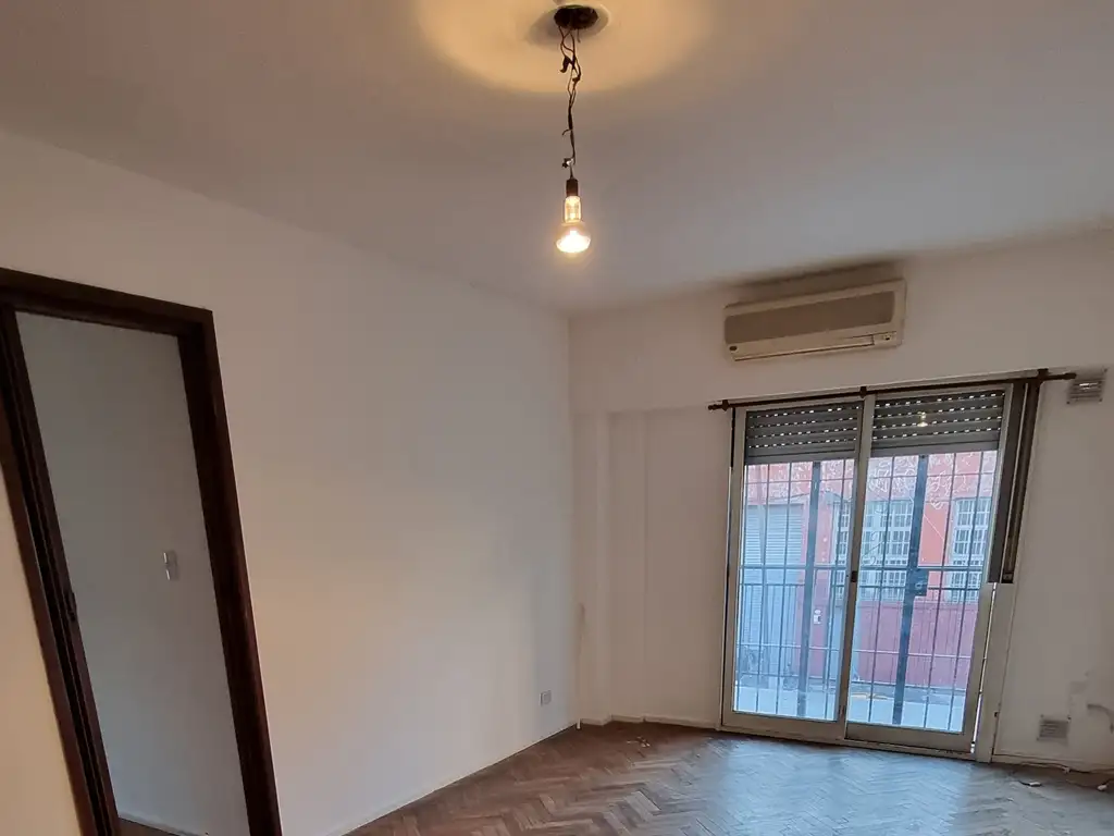 Foto de Excelente departamento de 4 ambientes al frente con 2 balcones, imagen 1