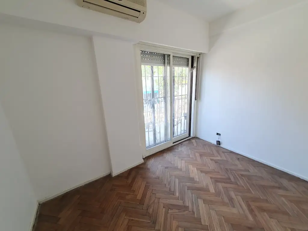Foto de Excelente departamento de 4 ambientes al frente con 2 balcones, imagen 2