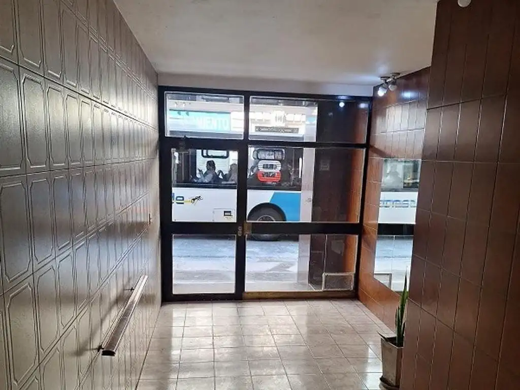 Foto de Oportunidad!!! Monoambiente bien ubicado, baño nvo, parquet,, imagen 3
