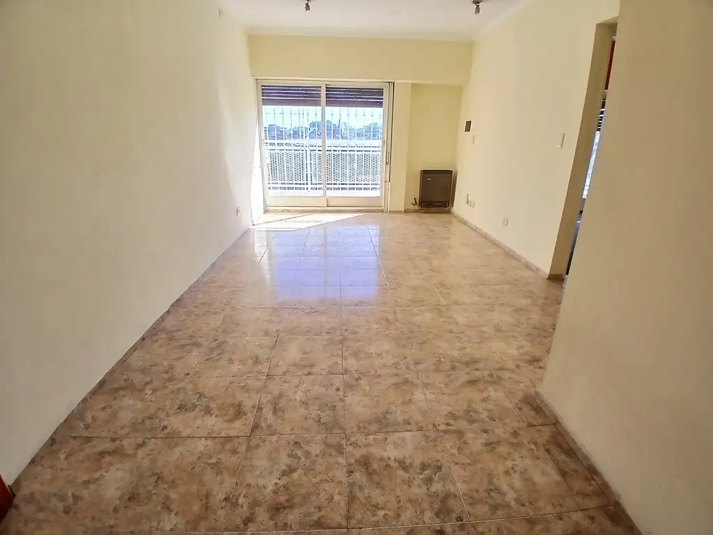 Foto de Departamento De Tres Ambientes. Morón Sur, imagen 1